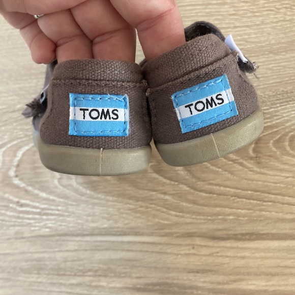 Gray TOMS Size 4 - Picture 2 of 4